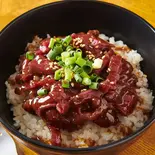 絶対王者人気No.1の当店名物【新鮮!桜ユッケ丼】(馬肉特急【ウマキチ】都立家政店)