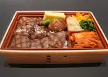 黒毛和牛切り落とし弁当（あみやき青麗）