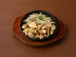 鶏ももの鉄板焼き(ガーリックペッパー)（無敵酒場）