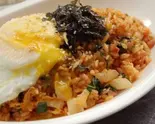【当店人気No.3】キムチチャーハン(目玉焼き付き)（オンマのご飯）