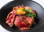 VOLCANOステーキ丼100g ~温玉乗せ~（ロコモコ・パンケーキ ムウムウダイナー）