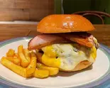 227gベーコンチーズバーガー BACON CHEESE BURGERフレンチフライSサイズ付 With French fries S size（BURGERLION MEAT CRUSADERS）