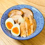 合盛り炙りチャーシュー丼(チャーシュー3枚、鶏チャーシュー3枚、味玉1個、にんにく)（ご褒美チャーシュー丼 ぶた丸）