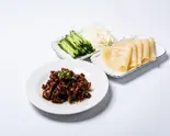 もちもちパイ生地·手巻き豚肉みそ炒め(京酱肉丝)（中国料理 新上海）