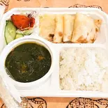 ほうれん草チキンカレーとティッカとチーズナンセット Spinach chicken curry, tikka and cheese naan set(出没アド街ック天国常連!モエナモテイ)