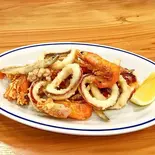 魚介のフリット盛り合わせ（TAVERNA API タヴェルナ アーピ）