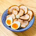 特上・炙りチャーシュー丼(チャーシュー9枚、味玉1個、にんにく)（ご褒美チャーシュー丼 ぶた丸）
