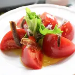 スペイン産アンチョビとトマトのサラダ（スペインバル ラ・ピカーダ・デ・トレス Spain Bar La Picada de tres）