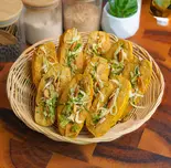 ヒヨコ豆のスナック/ပဲပြားအစာသွပ်（SHWE KA TAW ASIAN RESTAURANT）
