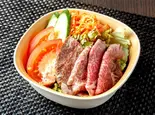 自家製黒毛和牛のローストビーフサラダ（鉄板ビストロGT）