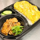 カオムー ガティアム(豚肉のニンニク炒め)+ご飯+タイ風卵焼きข้าวหมูกระเทียมพริกไทย+ไข่เจียว(PINTO)