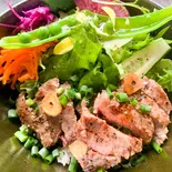 オーガニック野菜と一緒に食べられる和牛ステーキ丼（TAKE5BASE Cafe＆Dining）