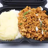 Melted cheese topping Minced chicken over rice溶けたチーズのトッピング 鶏ひき肉のご飯（Wow！Herb Spice アダルサ八王子）