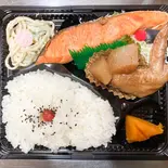 居酒屋で単品人気の焼き魚弁当鮭（居酒屋 大将）