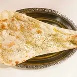 ガーリックナン Garlic naan(SAKURAダイニング)