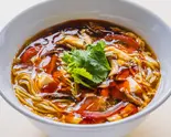 醤油味の酸っぱくて辛い酸辣湯麺(西安餃子(しーあんぎょうざ) 東京オペラシティ店)