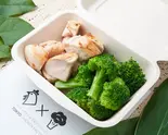 国産鶏ムネ肉ステーキ(200g)＆新鮮国産ブロッコリー（東京チキンファクトリー 神田淡路町店）