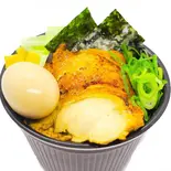 味玉鶏めし〈当店自慢の醤油だれ〉チキンスープ付（鶏そば かぐら屋 西新宿店）
