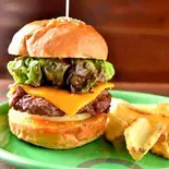 チーズバーガー【ポテト付きのセット】(THE GRABBER hamburger pub)