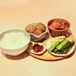 贅沢おばんざい弁当（梅と蜂）