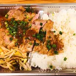 多摩豚ロースの味噌だれステーキ弁当（和牛赤身塊焼き 肉小屋 志村坂上店）