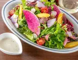 旬の野菜を使ったカプリチョーザサラダ（南イタリア料理 Osteria NORA）