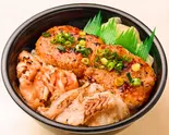 炭火風味ねぎとろ焦がしバター醤油サーモン炙りアブラカレイ丼(88)（魚丼 北千住本店）