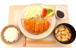 【120グラム】ロース豚カツ定食 味噌汁・サラダ付き(出前屋 博多飯)