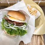 ベーコンエッグ＆ポテト（YASHIRO BURGER）