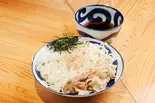 ラー油肉ざるうどん(冷) ※茹で麺（蕎麦とラー油で幸なった。日本橋店）