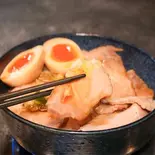 「丼一面に広がる焼き豚丼」味玉つき(^^♪（バンバン番長）