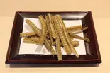 骨せんべい（うなぎのうな新 浅間町店）