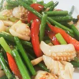 にんにくの芽イカ炒(天鴻餃子房 新川店)