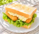 白身魚フライのタルタルソースサンド(野菜入り)（お豆腐スムージー専門店 美的甘物）