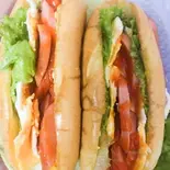 ソーセージと卵バインミー(bánh mì xúc xích trứng )（SHINSEKAIYAKINIKU）