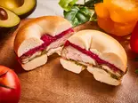 ジャマイカンスパイシーチキンベーグルサンド Jamaican Spicy Chicken Bagel Sandwich（ベーグルカフェZERO Bagel Cafe ZERO 神楽坂店）