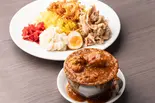 豚のスタミナ焼きのせ赤い鶏カレー（カレーは飲み物。池袋店）
