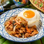 鶏肉のガパオライス Stir-Fried Chicken ＆ Basil Rice (Gapao Gai)（タイ政府公認 タイ料理 アロイチンチン Thai Style Restaurant Bar Aroi Chin Chin）