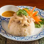 22. カオマンガイ Chicken garlic rice（タイ国料理ベンジャロン）