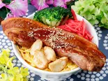 【にんにく爆弾】丸々一本角煮丼(特盛)（【名物！丸々一本角煮丼】大将のうまとろ食感じっくり煮込み）