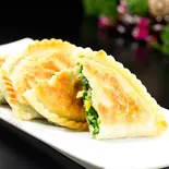 ニラと玉子入り焼きパン【韮菜盒子】(二個)(中国東北家郷料理永利 豊洲駅前店(1号店))