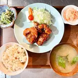 男性のリピーター多し!ヤンニョムチキン定食(ギャラリー食堂hug)