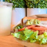 自家製ヒヨコ豆のサンド+レモンミントスムージー(カフェラウンジ四季のいろ)