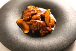 ルスツ羊蹄豚肩ロースの酢豚黒 フランボワーズを使った特製黒の酢豚（クラブチャイナ）