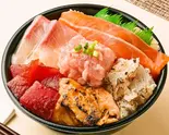 魚丼4周年記念丼(シャリ中盛無料)★人気NO①★（魚丼 平尾二丁目店）