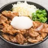 温玉牛カルビ丼（豚めし家 なんばパークス前店）