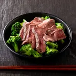 ブロッコリーと厚切りローストビーフ 肉100g ブロッコリー100g（厚切りローストビーフ丼しか勝たん）