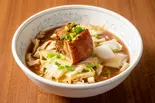 極太麺の角煮そば（餃子百珍 一味玲玲）