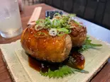 肉巻きおにぎり（居酒屋 EENEN）