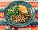 山盛りパクチーのせガパオライス Gapao Rice with Coriander Mountain（オリジナルガパオライス アロイ・ガパオ 国分町2丁目店）